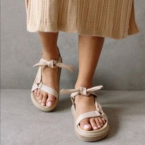 ALOHA’S NATURAL TIED TOGETHER LEATHER PLATFORM SANDALS SIZE 8